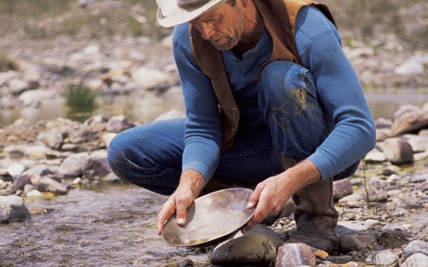 man panning for gold in dahlonega georgia