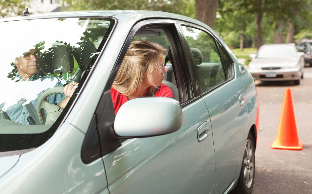 teen taking drivers ed class
